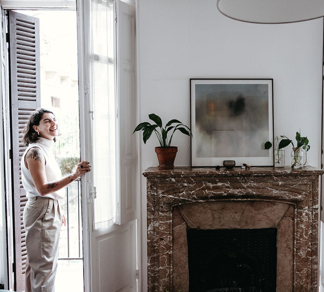 Consulta de psicoterapia con una ventana y una chimenea de marmol
